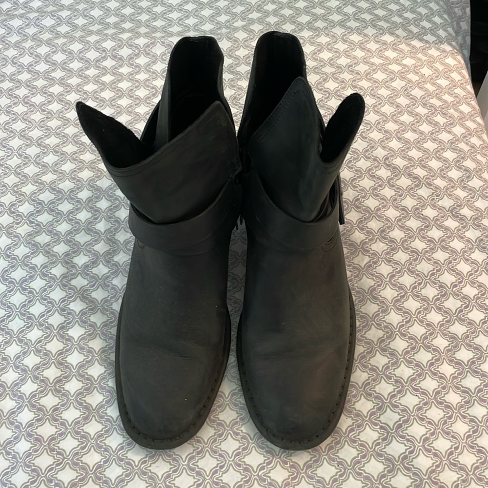 Black leather Ugg Elysian boot